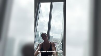 Ashley Aoky dostane výstrek do úst po hre s veľkým čiernym vtákom