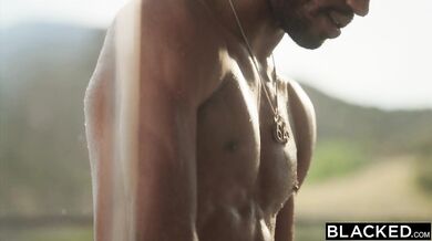 Sexi blondínka Charlie Forde nedokáže prestať orgazmovať na jeho veľkom čiernom čurákovi