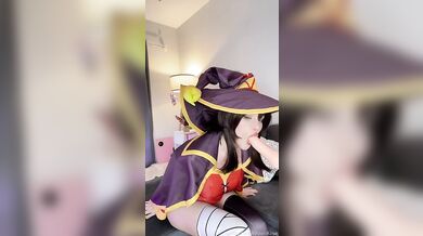 Cosplayová kráska Hidori Rose si to rozdáva s dildom na stroji ako Megumin