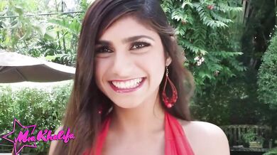 Mia Khalifa učí techniky erotického orálu – najprv na naolejovanom dildu a potom na skutočnom vtákovi