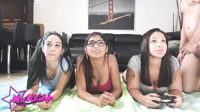 MIA KHALIFA – Mia Khalifa si necháva šukať kundičku v rôznych polohách, zatiaľ čo hrá videohry