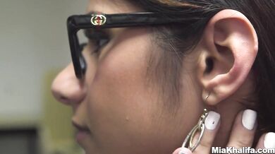 MIA KHALIFA – Brunetová bohyňa Mia Khalifa predvádza svoje úžasné telo vo verejnej knižnici