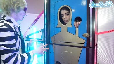 Drobná kočička a jej prsatá nevlastná mama v tag teame BettleJuice – cosplay trojka