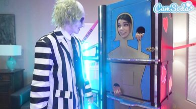 Drobná kočička a jej prsatá nevlastná mama v tag teame BettleJuice – cosplay trojka
