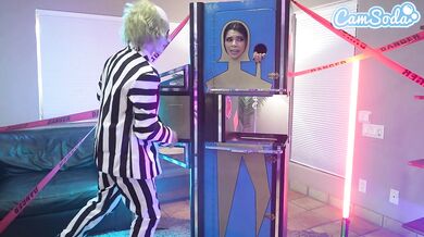 Drobná kočička a jej prsatá nevlastná mama v tag teame BettleJuice – cosplay trojka