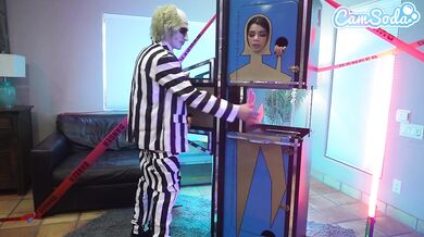 Drobná kočička a jej prsatá nevlastná mama v tag teame BettleJuice – cosplay trojka