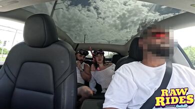 Ohybná austrálska dráždivá kočka fajčí a šuká počas spoločnej jazdy