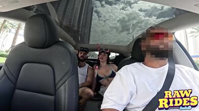 Ohybná austrálska dráždivá kočka fajčí a šuká počas spoločnej jazdy