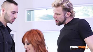 Lauren Phillips dostáva dvojitú penetráciu od svojich nevlastných synov