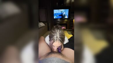 That1IGgirl robí orál na gauči