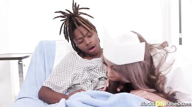 Zadok sestričky Nicole Aria je pretiahnutý jej pacientom s veľkým čiernym vtákom