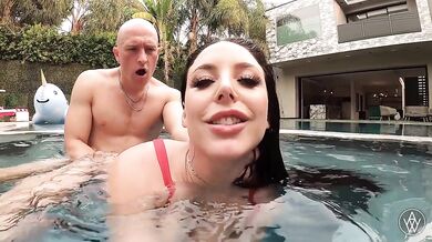Pornohviezda Angela White je ošukaná v bazéne