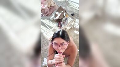 Jezzi.Xo robí špinavý orál s okuliarmi na očiach