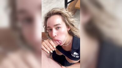 Alice Redlips fajčí a jazdí na veľkom čiernom penise svojho priateľa