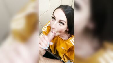 Juicy.Alison fajčí v verejnej toalete