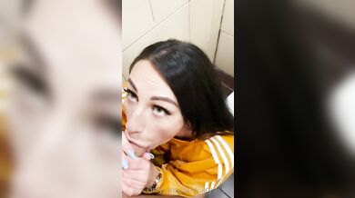 Juicy.Alison fajčí v verejnej toalete