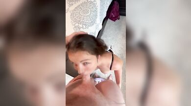 Kebby94 je ošukaná na posteli ako sexy slúžka