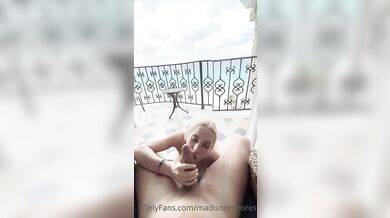 Madison Mooresová si to rýchlo rozdá vonku na balkóne