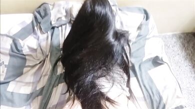 Cherry roztiahne nohy na análny sex