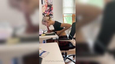 Sallydinosaur masturbuje na svojom pracovisku