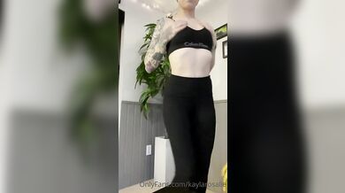 KaylaRosalie predvádza svoje tetované sexy telo