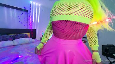 Vivian Taylor je ošukaná na neonovej rave párty