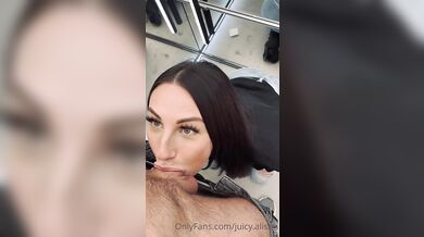Juicy.Alison fajčí vtáka svojho priateľa na verejnosti