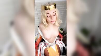 Mayvisalyce masturbuje ako Mercy z Overwatch