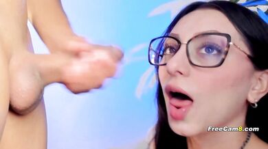 Nadržaná brunetka uctieva hrubý vták v POV