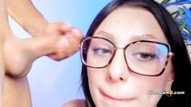 Nadržaná brunetka uctieva hrubý vták v POV