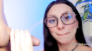 Nadržaná brunetka uctieva hrubý vták v POV