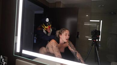 SubGirl0831 podpláca policajta s veľkým čiernym vtákom horúcim sexom v hoteli