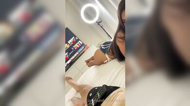 Mia Falls robí footjob, predtým než je pretiahnutá