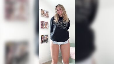 Kirstentoosweet tancuje vo svojich miniatúrnych šortkách