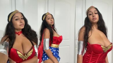 Say Alessia sa pýši svojimi krivkami ako Wonder Woman
