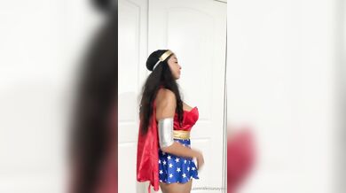 Say Alessia sa pýši svojimi krivkami ako Wonder Woman