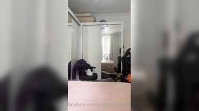 JackieBabiGirl jazdí na dildu vo vírivke