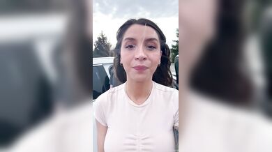 Mathema Kitten dostáva výstrek na tvár na parkovisku