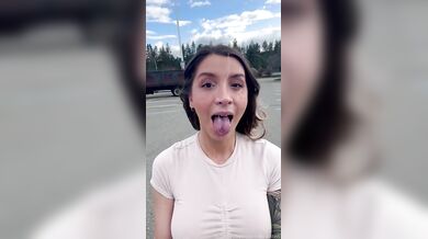 Mathema Kitten dostáva výstrek na tvár na parkovisku