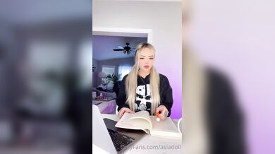 Asia Doll sa po učení treje o sexuálny stroj