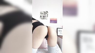Acuareelablanca masturbuje pomocou svojho ovládača