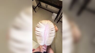 Kyliechase v POV hlboko fajčí vtáka svojho muža