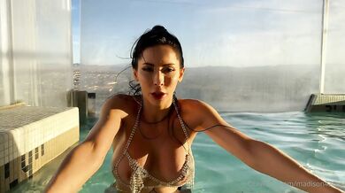 Madison Ivy si pri bazéne prstom dráždi kundičku
