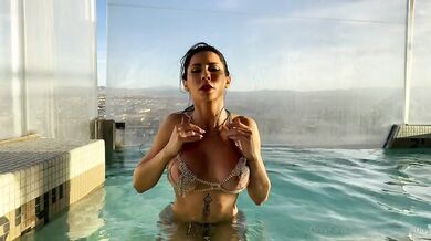 Madison Ivy si pri bazéne prstom dráždi kundičku