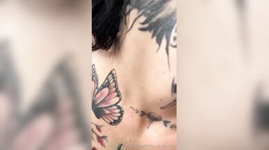 Tetovaná kočka z OnlyFans Sunny_Kerss masturbuje v sprche