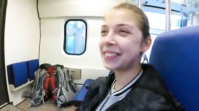 Hltanie semena po orálnom sexe vo verejnom vlaku!