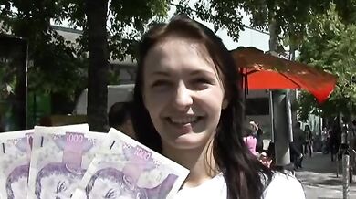 Roztomilá amatérska brunetka jebe vonku s cudzincom