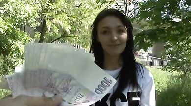 Roztomilá amatérska brunetka jebe vonku s cudzincom