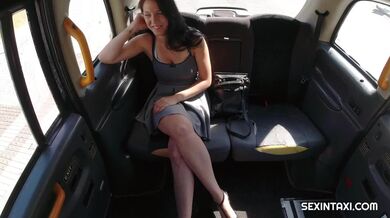 Prsnatá česká brunetka jebe v taxíku
