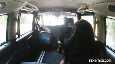 Prsnatá česká brunetka jebe v taxíku